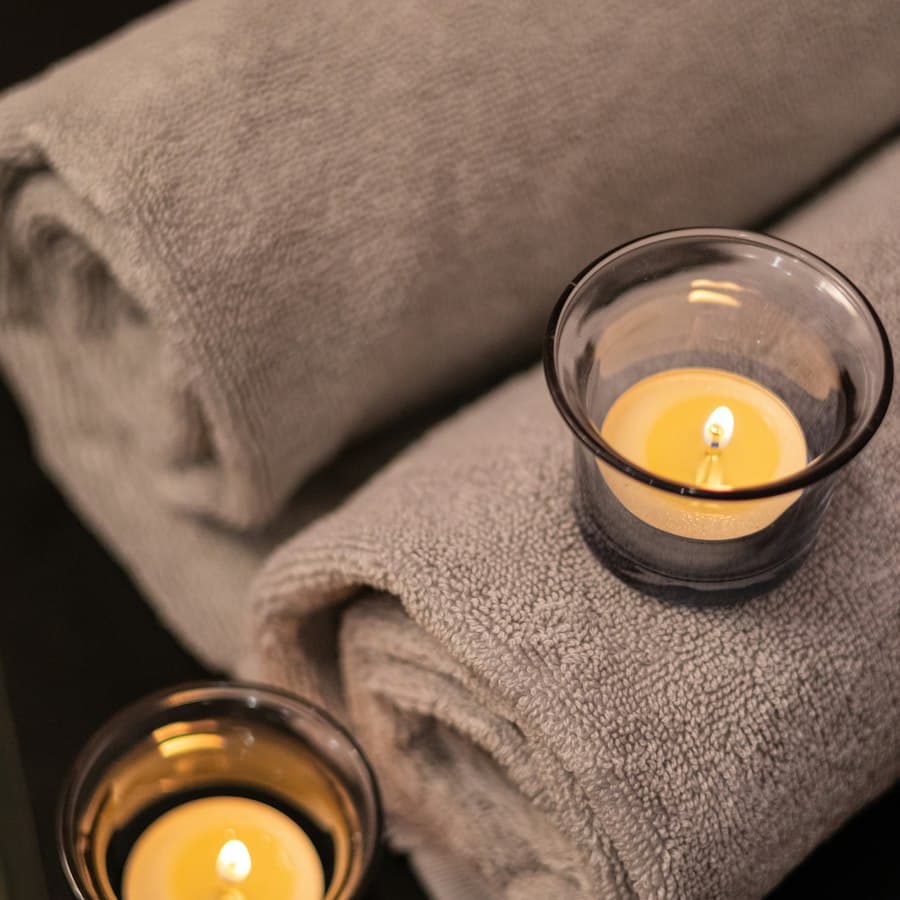 Toalhas enroladas e velas acesas